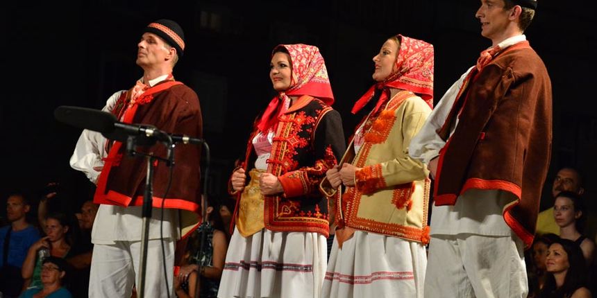 Nastup ansambla Lado ispred crkve sv. Marije ; foto Iva Perinčić Nastup ansambla Lado ispred crkve sv. Marije ; foto Iva Perinčić