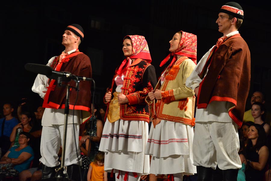 Nastup ansambla Lado ispred crkve sv. Marije ; foto Iva Perinčić Nastup ansambla Lado ispred crkve sv. Marije ; foto Iva Perinčić