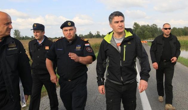 Koprivnica – Premijer Zoran Milanovic obisao je poplavljene dijelove naselja Drnje i Botovo, a prije toga se sastao sa vodecim ljudima kriznog stozera, glavnim vatrogasnim zapovjednikom Slavkom Tucakovicem i nacelnikom opcine Drnje Slavkom Lothom koji su