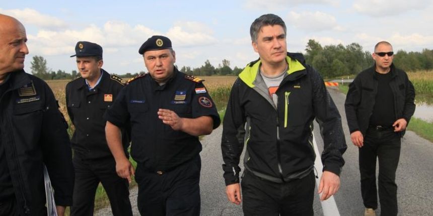 Koprivnica – Premijer Zoran Milanovic obisao je poplavljene dijelove naselja Drnje i Botovo, a prije toga se sastao sa vodecim ljudima kriznog stozera, glavnim vatrogasnim zapovjednikom Slavkom Tucakovicem i nacelnikom opcine Drnje Slavkom Lothom koji su Koprivnica – Premijer Zoran Milanovic obisao je poplavljene dijelove naselja Drnje i Botovo, a prije toga se sastao sa vodecim ljudima kriznog stozera, glavnim vatrogasnim zapovjednikom Slavkom Tucakovicem i nacelnikom opcine Drnje Slavkom Lothom koji su