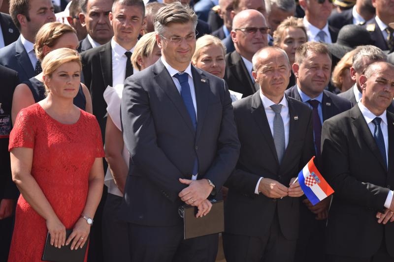 Uz zvukove hime “Lijepa naša” podignuta je zastava Republike Hrvatske na Kninskoj tvrđavi Uz zvukove hime “Lijepa naša” podignuta je zastava Republike Hrvatske na Kninskoj tvrđavi