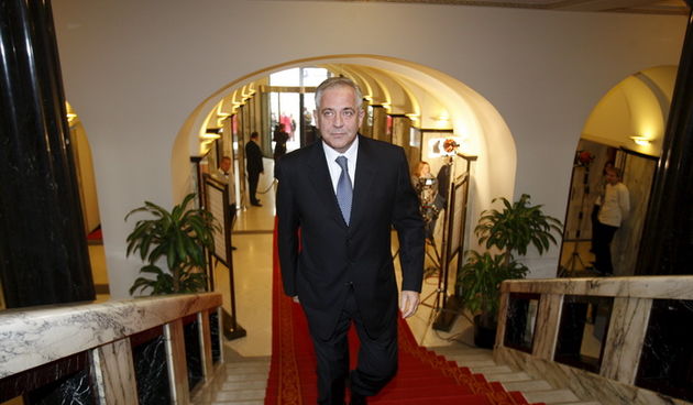 Zagreb, 221010.
Sabor, Markov trg.
Redovita sjednica Sabora.
Novi zastupnik Ivo Sanader dolazi u sabor.
Foto: Goran Mehkek / CROPIX