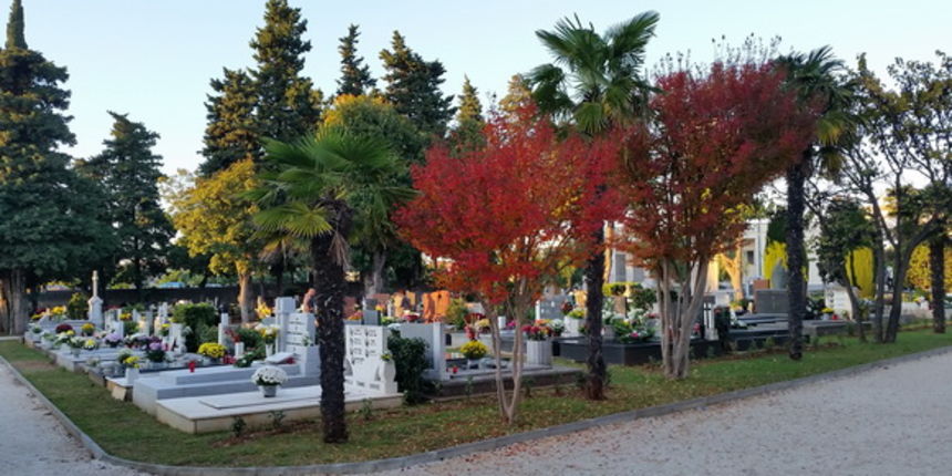 Uoči blagdana Svih svetih brojni su Zadrani posjetili Gradsko groblje i uredili počivališta najmilijih i okitili ih cvijećem, Foto: M. Malik