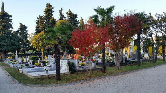 Uoči blagdana Svih svetih brojni su Zadrani posjetili Gradsko groblje i uredili počivališta najmilijih i okitili ih cvijećem, Foto: M. Malik Uoči blagdana Svih svetih brojni su Zadrani posjetili Gradsko groblje i uredili počivališta najmilijih i okitili ih cvijećem, Foto: M. Malik