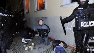 Maribor (Slovenija), 031212.
Prosvjed gradjana Maribora protiv trenutacnog gradonacelnika Franca Kanglera, osumnjicenog za umjesanost u korupciju. Prosvjed je zapoceo okupljanjem nekoliko tisuca ljudi na Trgu Slobode, a zatim se preselio ispred zgrade opc Maribor (Slovenija), 031212.
Prosvjed gradjana Maribora protiv trenutacnog gradonacelnika Franca Kanglera, osumnjicenog za umjesanost u korupciju. Prosvjed je zapoceo okupljanjem nekoliko tisuca ljudi na Trgu Slobode, a zatim se preselio ispred zgrade opc