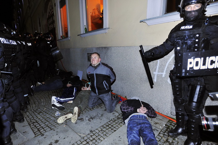 Maribor (Slovenija), 031212.
Prosvjed gradjana Maribora protiv trenutacnog gradonacelnika Franca Kanglera, osumnjicenog za umjesanost u korupciju. Prosvjed je zapoceo okupljanjem nekoliko tisuca ljudi na Trgu Slobode, a zatim se preselio ispred zgrade opc Maribor (Slovenija), 031212.
Prosvjed gradjana Maribora protiv trenutacnog gradonacelnika Franca Kanglera, osumnjicenog za umjesanost u korupciju. Prosvjed je zapoceo okupljanjem nekoliko tisuca ljudi na Trgu Slobode, a zatim se preselio ispred zgrade opc