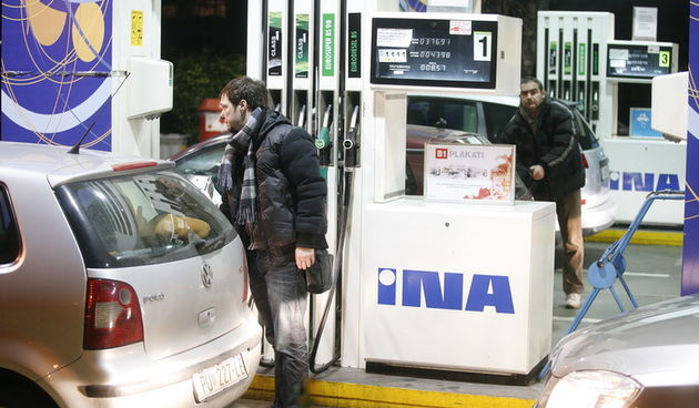 Zagreb, 240111.
Miramarska ulica.
Benzinska postaja.
Guzva na benzinskoj postaji nakon sto su gradjani culi da ce od ponoci poskupjeti benzin.
Do cak 30 lipa po litri. Cijena Eurosupera 98 opasno se priblizila 10 kuna.
na slici: Gradjani pune rezrvoare.
F