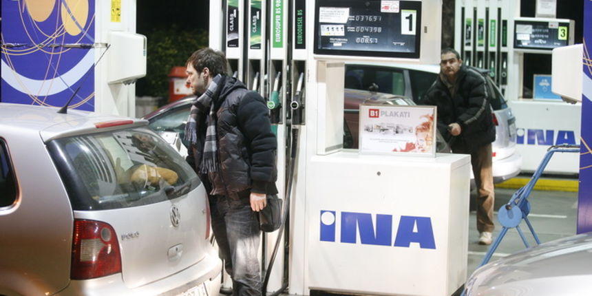Zagreb, 240111.
Miramarska ulica.
Benzinska postaja.
Guzva na benzinskoj postaji nakon sto su gradjani culi da ce od ponoci poskupjeti benzin.
Do cak 30 lipa po litri. Cijena Eurosupera 98 opasno se priblizila 10 kuna.
na slici: Gradjani pune rezrvoare.
F Zagreb, 240111.
Miramarska ulica.
Benzinska postaja.
Guzva na benzinskoj postaji nakon sto su gradjani culi da ce od ponoci poskupjeti benzin.
Do cak 30 lipa po litri. Cijena Eurosupera 98 opasno se priblizila 10 kuna.
na slici: Gradjani pune rezrvoare.
F
