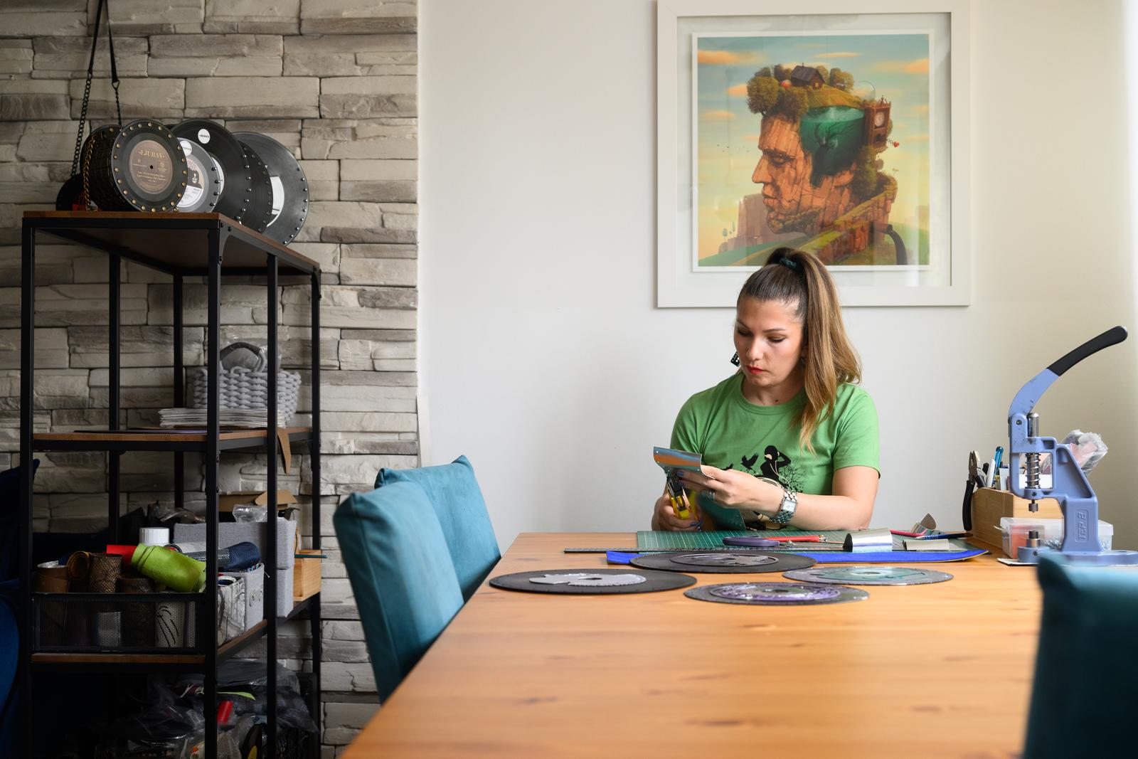 Miljana Jovičić proizvodi torbice od starih gramofonskih ploča