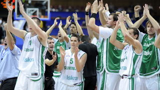 Katowice, 180909.
Dvorana Sport Arena Spodek.
Europsko prvenstvo u kosarci u Poljskoj, cetvrtfinale izmedju Slovenije i Hrvatske.
Na slici: slavlje Slovenaca.
Foto: Drago Sopta  / CROPIX