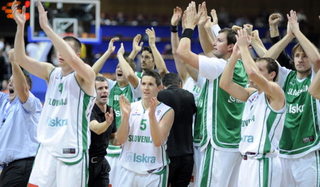 Katowice, 180909.
Dvorana Sport Arena Spodek.
Europsko prvenstvo u kosarci u Poljskoj, cetvrtfinale izmedju Slovenije i Hrvatske.
Na slici: slavlje Slovenaca.
Foto: Drago Sopta  / CROPIX