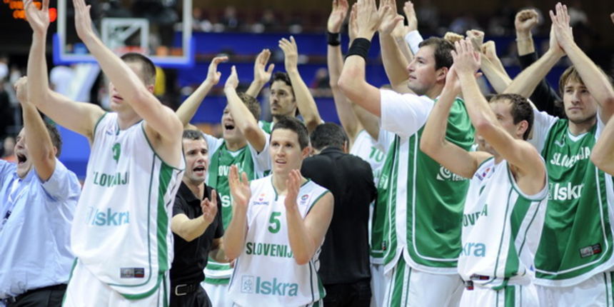 Katowice, 180909.
Dvorana Sport Arena Spodek.
Europsko prvenstvo u kosarci u Poljskoj, cetvrtfinale izmedju Slovenije i Hrvatske.
Na slici: slavlje Slovenaca.
Foto: Drago Sopta / CROPIX Katowice, 180909.
Dvorana Sport Arena Spodek.
Europsko prvenstvo u kosarci u Poljskoj, cetvrtfinale izmedju Slovenije i Hrvatske.
Na slici: slavlje Slovenaca.
Foto: Drago Sopta / CROPIX