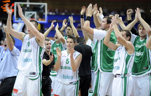Katowice, 180909.
Dvorana Sport Arena Spodek.
Europsko prvenstvo u kosarci u Poljskoj, cetvrtfinale izmedju Slovenije i Hrvatske.
Na slici: slavlje Slovenaca.
Foto: Drago Sopta  / CROPIX