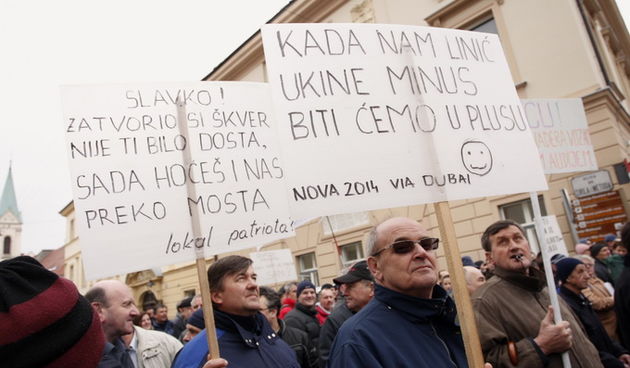 Zagreb, 270213.
Radnici Diokija i Dina Petrokemije danasnjim prosvjedom traze od Vlade ispunjavanje obecanja o isplati sedam zaostalih placa i otpremnina. 
Prosvjednici su se okupili na Trgu bana Jelacica, nakon cega su krenuli prema Markovom trgu.
Na fot