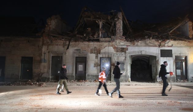 Puste ulice Petrinje u noći nakon što je grad razrušio potres