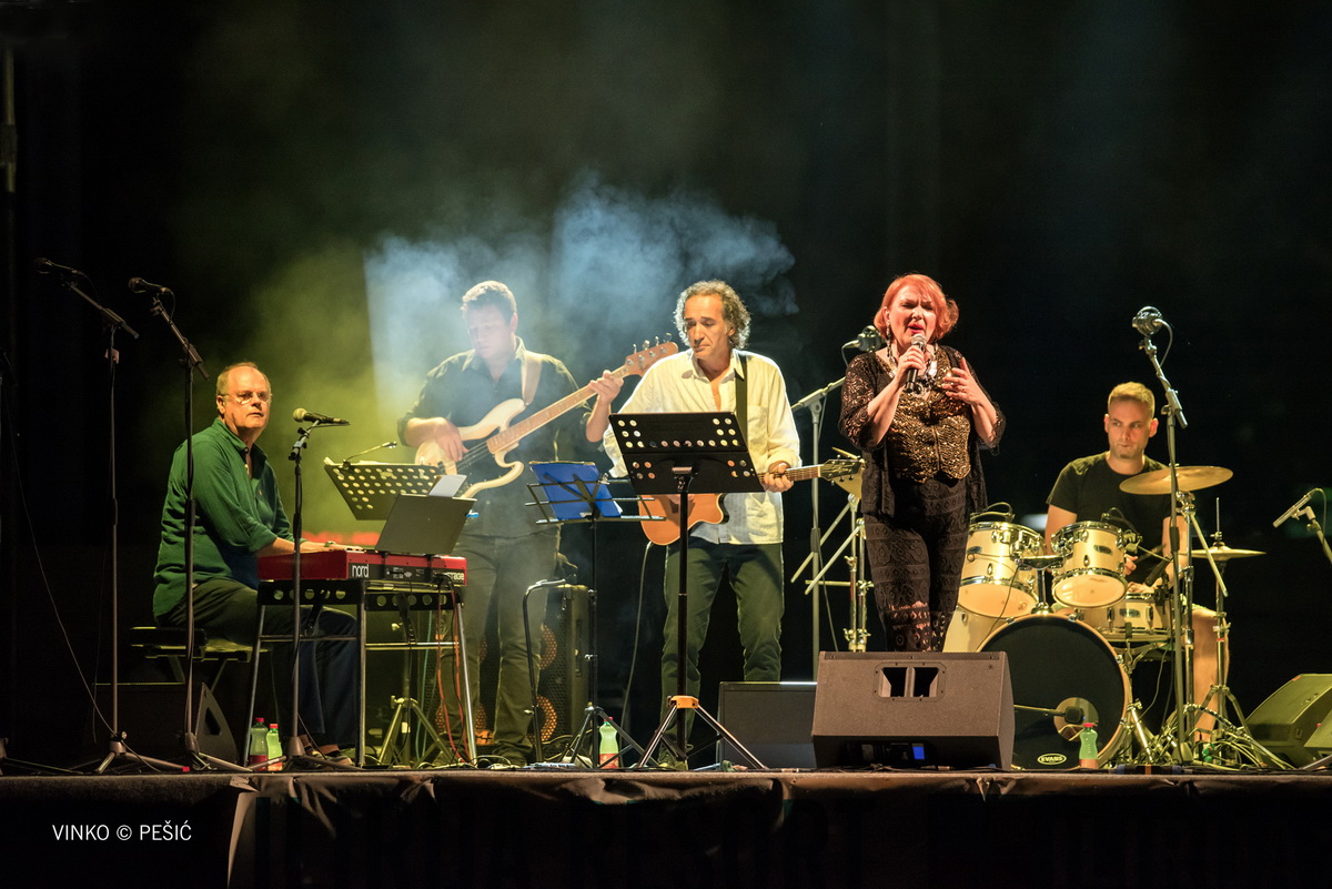 Zorica Kondža i klapa Cambi @ bazen Ilirije u Biogradu