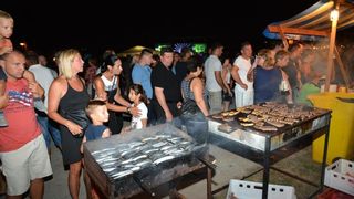 04.08.2015., Privlaka – Dalmatinska festa na domaci nacin prikazana je i u Privlaci pokraj Zadra na Privlackoj noci kada su mnogobrojni turisti i posjetitelji mogli gustati u morskim delicijama, poput dagnji, srdela, fritula i slicnog. Photo: Damir Spehar