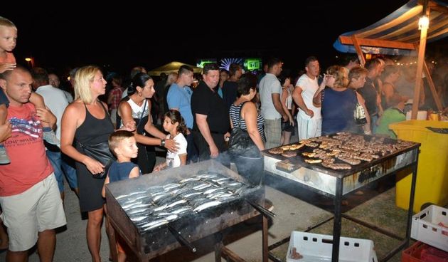 04.08.2015., Privlaka – Dalmatinska festa na domaci nacin prikazana je i u Privlaci pokraj Zadra na Privlackoj noci kada su mnogobrojni turisti i posjetitelji mogli gustati u morskim delicijama, poput dagnji, srdela, fritula i slicnog. Photo: Damir Spehar