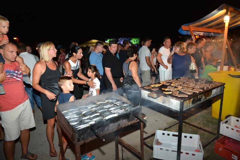 04.08.2015., Privlaka – Dalmatinska festa na domaci nacin prikazana je i u Privlaci pokraj Zadra na Privlackoj noci kada su mnogobrojni turisti i posjetitelji mogli gustati u morskim delicijama, poput dagnji, srdela, fritula i slicnog. Photo: Damir Spehar