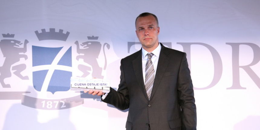 Zagreb, 260810.
Celnici Tvornice duhana Rovinj (TDR) na konferenciji za novinare predstavili su odluke kompanije nakon sto je Vlada povecala trosarine na cigarete.
Na slici: Davor Tomaskovic.
Foto: Biljana Gaurina / CROPIX Zagreb, 260810.
Celnici Tvornice duhana Rovinj (TDR) na konferenciji za novinare predstavili su odluke kompanije nakon sto je Vlada povecala trosarine na cigarete.
Na slici: Davor Tomaskovic.
Foto: Biljana Gaurina / CROPIX