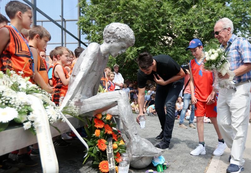 Odavanje počasti Draženu Petroviću povodom 24. obljetnice smrti