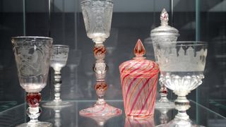 U Muzeju za umjetnost i obrt otvorena je izložba ” Transparentna ljepota – Staklo iz hrvatskih muzeja”. Transparentna ljepota rezultat je trogodišnjeg rada stručnjaka iz 30-tak hrvatskih muzeja. Uz postav dijela izložbe Transparentna ljepota u MUO, istodo