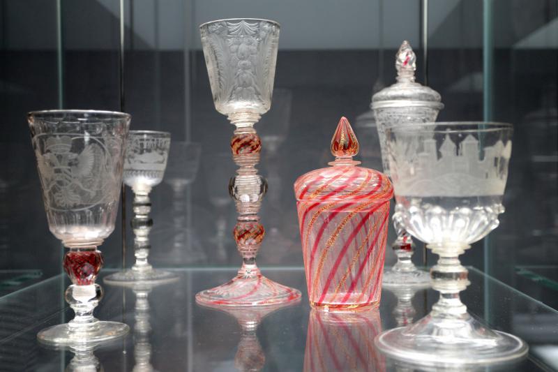 U Muzeju za umjetnost i obrt otvorena je izložba ” Transparentna ljepota – Staklo iz hrvatskih muzeja”. Transparentna ljepota rezultat je trogodišnjeg rada stručnjaka iz 30-tak hrvatskih muzeja. Uz postav dijela izložbe Transparentna ljepota u MUO, istodo