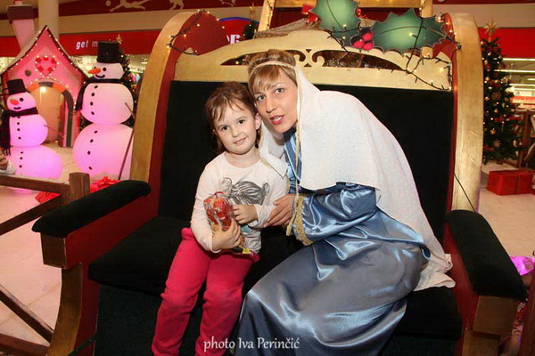 Sv. Luce razveselila mališane u Supernova centru, Foto: Iva Perinčić Sv. Luce razveselila mališane u Supernova centru, Foto: Iva Perinčić