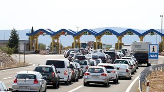 Zbog požara zatvorena autocesta A1 kod Pirovca: Neki vozači se okretali i vozili u suprotnom smjeru Zbog požara zatvorena autocesta A1 kod Pirovca: Neki vozači se okretali i vozili u suprotnom smjeru