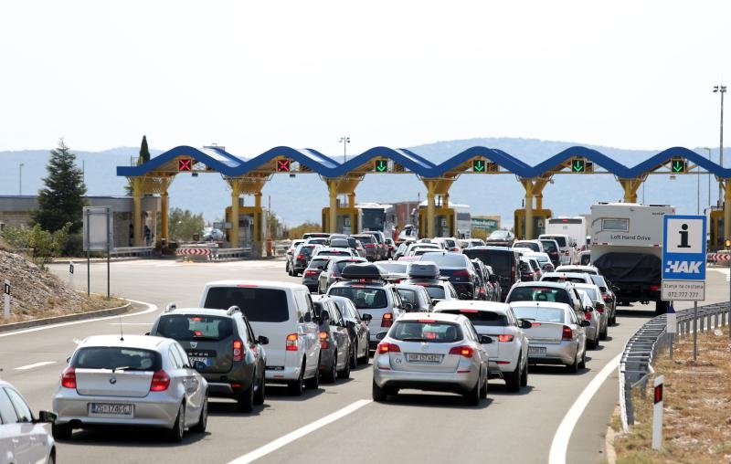 Zbog požara zatvorena autocesta A1 kod Pirovca: Neki vozači se okretali i vozili u suprotnom smjeru Zbog požara zatvorena autocesta A1 kod Pirovca: Neki vozači se okretali i vozili u suprotnom smjeru