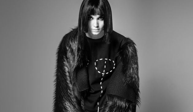 Bogatstvo tekstura u funkciji je nadomještaja boje pa umjetno krzno, ručno rezana koža s perforacijama, svileni organdij, gruba vuna i nakit s drvenim elementima grade magičnu zimsku priču