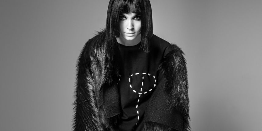 Bogatstvo tekstura u funkciji je nadomještaja boje pa umjetno krzno, ručno rezana koža s perforacijama, svileni organdij, gruba vuna i nakit s drvenim elementima grade magičnu zimsku priču