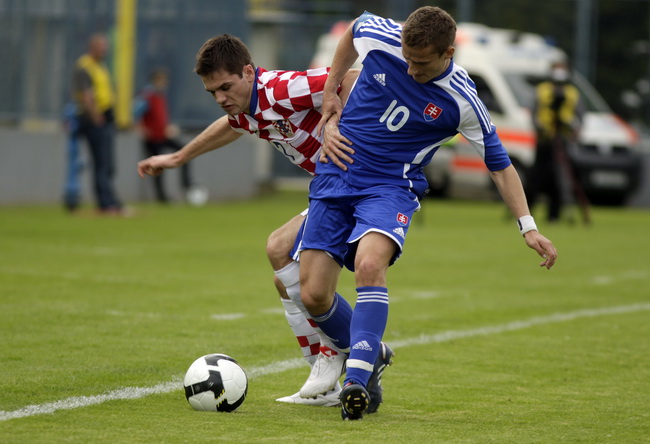 Varazdin, 190510.
Na gradskom stadionu u Varazdinu igra se kvalifikacijska utakmica za europsko prvenstvo U-21 izmedju reprezentacija Hrvatske i Slovacke.
Na slici: Mirko Oremus i Grendel Erik.
Foto: Zeljko Hajdinjak / CROPIX