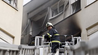 Zadar, 010311.
Jutros je izbio pozar u stanu u ulici Put Murata na Vostarnici. Za vrijeme nastanka pozara u stanu su bile dvije osobe koje su izasle neozlijedjene. Vatrogasci su na terenu, a ocevid je u tijeku.
Foto: Jure Miskovic / CROPIX