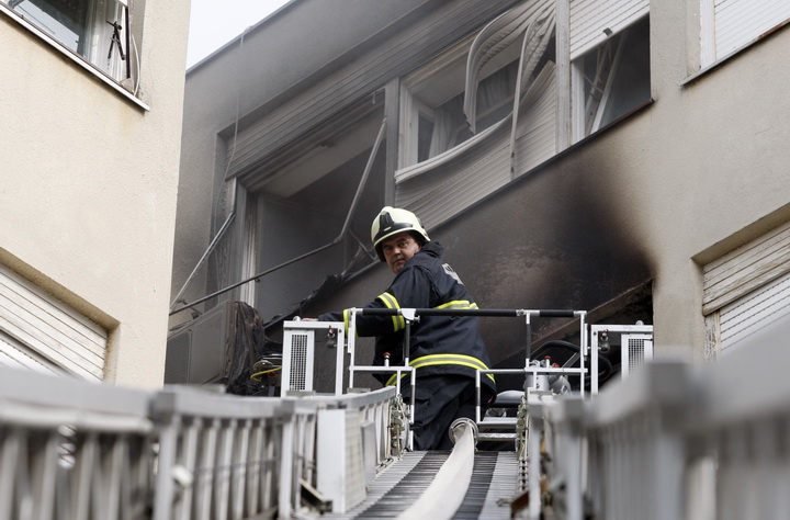 Zadar, 010311.
Jutros je izbio pozar u stanu u ulici Put Murata na Vostarnici. Za vrijeme nastanka pozara u stanu su bile dvije osobe koje su izasle neozlijedjene. Vatrogasci su na terenu, a ocevid je u tijeku.
Foto: Jure Miskovic / CROPIX