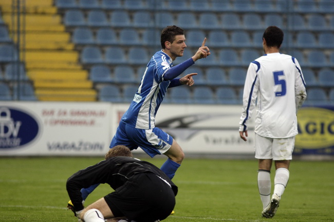Varazdin, 080510.
Na gradskom stadionu u Varazdinu igra se 29. kolo prve HNL izmedju Varteksa i Zadra. Varteks je pobjedio 1:0 pogotkom Matije Smrekara.
Na slici: Matija Smrekar slavi pogodak.
Foto: Zeljko Hajdinjak / CROPIX