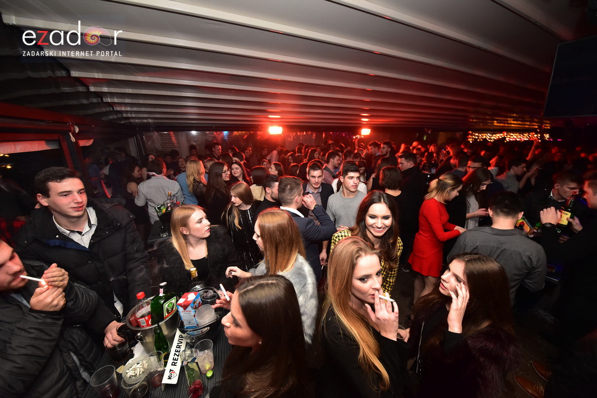 Tisuće Zadrana uživalo na krcatom Narodnom trgu i Tgu Petra Zoranića uz Tomislava Bralića i klapu Intrade Tisuće Zadrana uživalo na krcatom Narodnom trgu i Tgu Petra Zoranića uz Tomislava Bralića i klapu Intrade