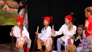 Polaznici dramsko lutkarske radionice Donatolina iz Kazališta lutaka Zadar gostovali su na ovogodišnjem Međunarodnom dječjem festivalu u Šibeniku sa predstavom “Šuma Striborova”, foto: Dino Bara Polaznici dramsko lutkarske radionice Donatolina iz Kazališta lutaka Zadar gostovali su na ovogodišnjem Međunarodnom dječjem festivalu u Šibeniku sa predstavom “Šuma Striborova”, foto: Dino Bara