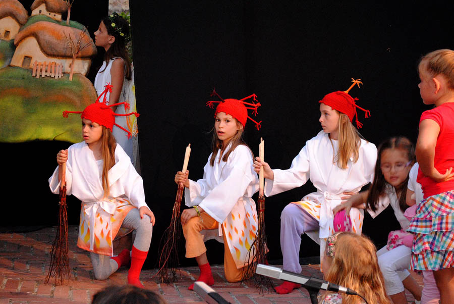 Polaznici dramsko lutkarske radionice Donatolina iz Kazališta lutaka Zadar gostovali su na ovogodišnjem Međunarodnom dječjem festivalu u Šibeniku sa predstavom “Šuma Striborova”, foto: Dino Bara Polaznici dramsko lutkarske radionice Donatolina iz Kazališta lutaka Zadar gostovali su na ovogodišnjem Međunarodnom dječjem festivalu u Šibeniku sa predstavom “Šuma Striborova”, foto: Dino Bara