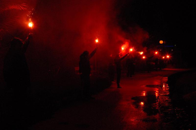 19.02.2014., Preko – U Preku na otoku Ugljanu organizirana je bakljada pod nazivom “Osvijetlimo otoke – jos nas ima”. Otocani protestiraju bakljadom protiv ukidanja malog ribolova i dr. Photo: Dino Stanin/PIXSELL 19.02.2014., Preko – U Preku na otoku Ugljanu organizirana je bakljada pod nazivom “Osvijetlimo otoke – jos nas ima”. Otocani protestiraju bakljadom protiv ukidanja malog ribolova i dr. Photo: Dino Stanin/PIXSELL