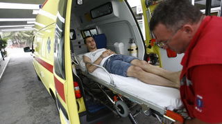 Split, 070611.
Nogometas Drago Gabric napustio je Odjel neurokirurgije KBC-a Split nesto poslije sedam sati i u pratnji majke Milene, sestre blizanke Paskvaline i kuma otputovao na oporavak u Krapinske toplice vozilom hitne pomoci, kojim je upravljao Drag Split, 070611.
Nogometas Drago Gabric napustio je Odjel neurokirurgije KBC-a Split nesto poslije sedam sati i u pratnji majke Milene, sestre blizanke Paskvaline i kuma otputovao na oporavak u Krapinske toplice vozilom hitne pomoci, kojim je upravljao Drag