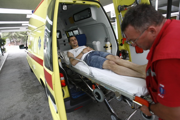 Split, 070611.
Nogometas Drago Gabric napustio je Odjel neurokirurgije KBC-a Split nesto poslije sedam sati i u pratnji majke Milene, sestre blizanke Paskvaline i kuma otputovao na oporavak u Krapinske toplice vozilom hitne pomoci, kojim je upravljao Drag Split, 070611.
Nogometas Drago Gabric napustio je Odjel neurokirurgije KBC-a Split nesto poslije sedam sati i u pratnji majke Milene, sestre blizanke Paskvaline i kuma otputovao na oporavak u Krapinske toplice vozilom hitne pomoci, kojim je upravljao Drag