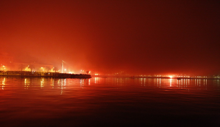 Split, 120211.
Povodom 100-tog rodjendana Hajduka Torcida je organizirala bakljadu duz obale Dalmacije.
Foto: Ante Cizmic / CROPIX Split, 120211.
Povodom 100-tog rodjendana Hajduka Torcida je organizirala bakljadu duz obale Dalmacije.
Foto: Ante Cizmic / CROPIX