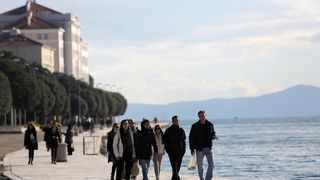 Prohladan, ali iznimno lijep i sunčan dan građani Zadra su iskoristili za šetnju prekrasnom rivom.  Photo: Filip Brala/PIXSELL