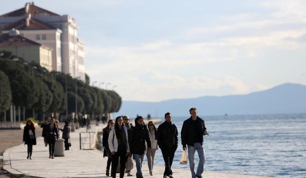 Prohladan, ali iznimno lijep i sunčan dan građani Zadra su iskoristili za šetnju prekrasnom rivom.  Photo: Filip Brala/PIXSELL