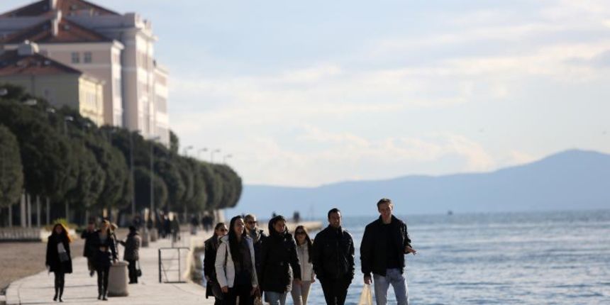 Prohladan, ali iznimno lijep i sunčan dan građani Zadra su iskoristili za šetnju prekrasnom rivom.  Photo: Filip Brala/PIXSELL