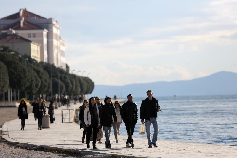 Prohladan, ali iznimno lijep i sunčan dan građani Zadra su iskoristili za šetnju prekrasnom rivom.  Photo: Filip Brala/PIXSELL