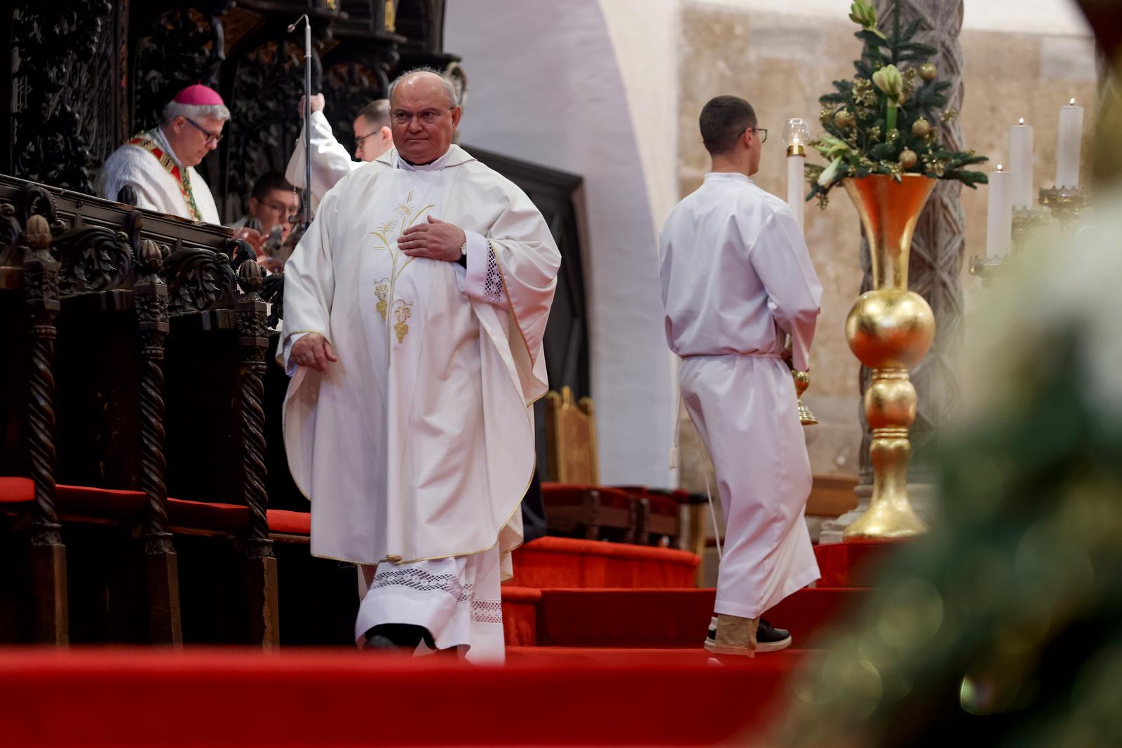 Nadbiskup Milan Zgrablić predvodio je misu na Božić u katedrali svete Stošije