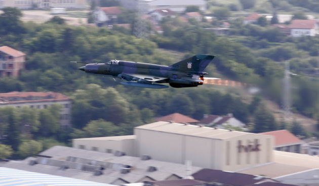 Knin, 050809.
U Kninu je obiljezena 14. obljetnica akcije Oluja.
Mig prelijece kninsku tvornicu Tvik.
Foto: Jakov Prkic / Cropix