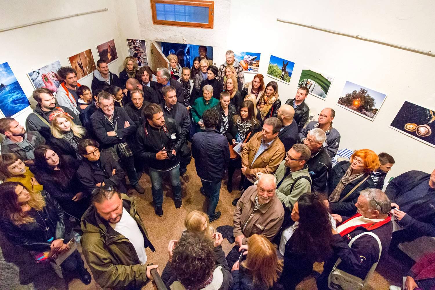 Galerija Kapetanova kula: Svečano otvorenje izložbe “Rastočeno vrime” Stipe Suraća. Foto: Mladen Radolović Mrlja Galerija Kapetanova kula: Svečano otvorenje izložbe “Rastočeno vrime” Stipe Suraća. Foto: Mladen Radolović Mrlja